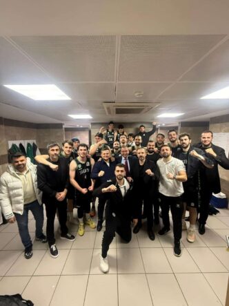 Alt Metin, takım ruhunu ve başarıyı simgeleyen basketbolcular ve teknik ekip, zafer coşkusuyla bir arada.