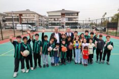 Gençler ve çocuklar basketbol, futbol ve voleybol ile spor yapıyor.